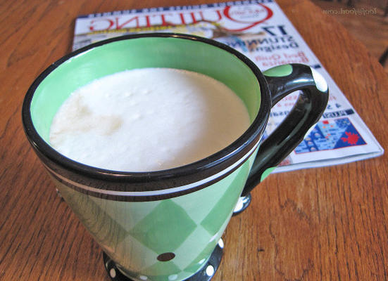 vanilya şurubu ve vanilya ile çiğ şekerli vanilyalı latte