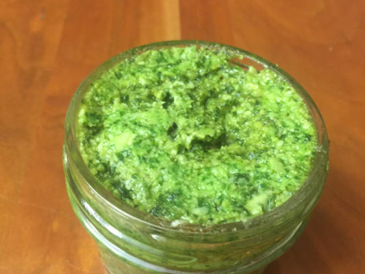 süper fesleğen pesto (sağlıklı versiyon)