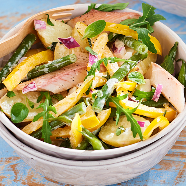 Bebek patates ve füme balık ile yemek salatası Yemeke